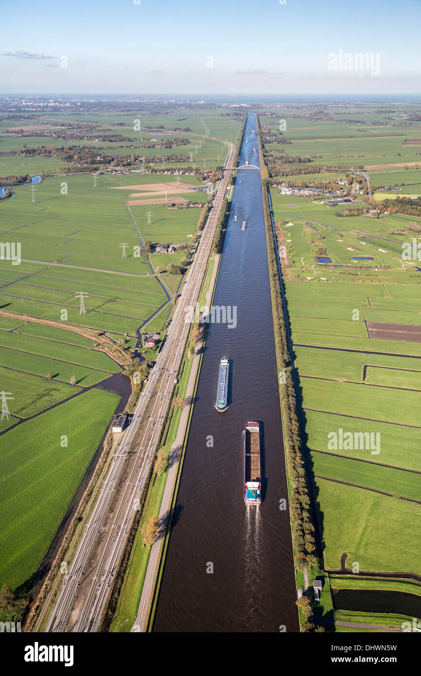 Niederlande, Loenersloot, Frachtschiffe am genannt Amsterdam-Rhein-Kanal. Luftbild Stockfoto