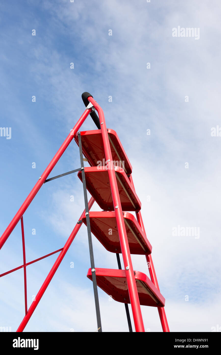 In den blauen Himmel weiße Wolken Funktion im Hintergrund der Leiter Stockfoto