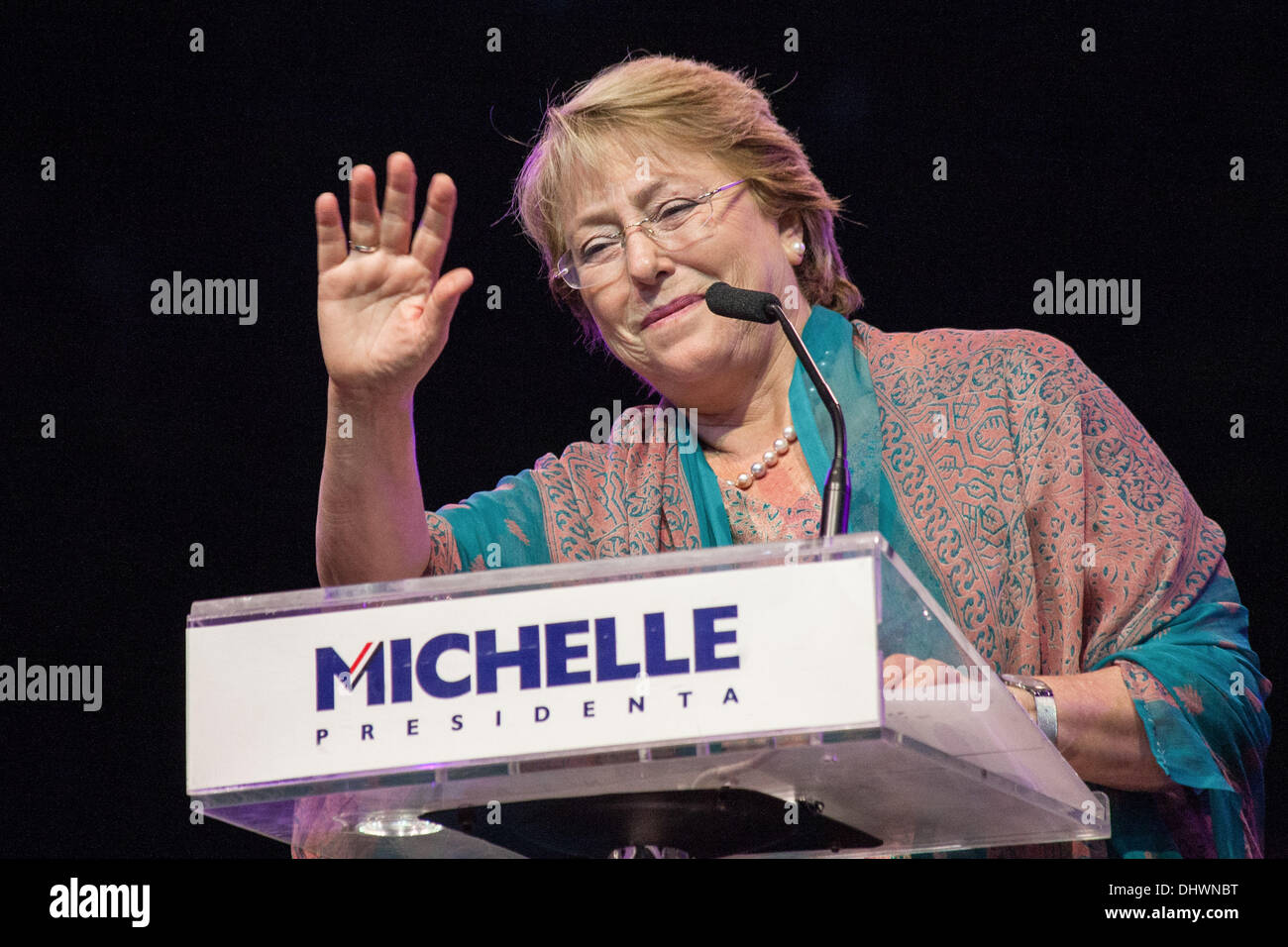 Santiago Del Chile, Chile. 14. November 2013. Der ehemalige Präsident von Chile und Anwärter für Präsidenten von Chile 2014 Michelle Bachelet schließt ihren Wahlkampf mit ein kultureller Akt in den Stadtpark Quinta Normal in Santiago de Chile. Chilenische Wahlen werden am 17. November 2013 stattfinden. Laut jüngsten Umfragen, Bachelet und die neue Mehrheit konnte ihre Koalition der Sozialistischen Partei mit der CDU und die Unterstützung der kommunistischen Partei in der ersten Runde gewinnen. : Bildnachweis David von Blohn: David Von Blohn/NurPhoto/ZUMAPRESS.com/Alamy Live News Stockfoto