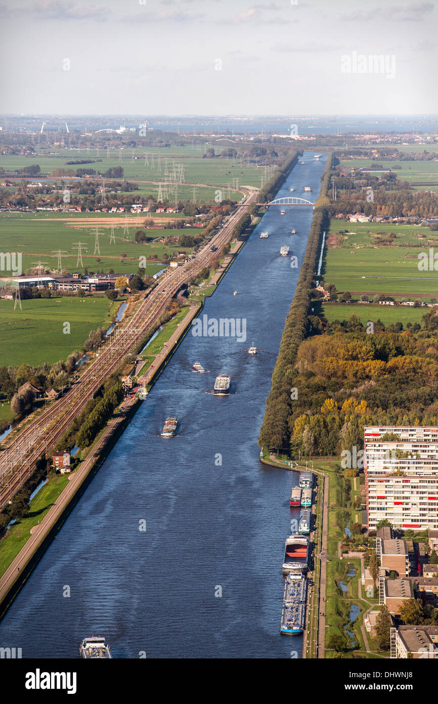 Niederlande, Breukelen, Frachtschiffe am genannt Amsterdam-Rhein-Kanal. Luftbild Stockfoto