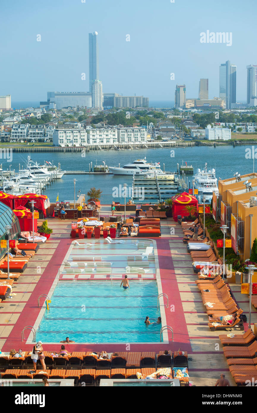 USA Amerika New Jersey NJ Atlantic City Skyline-Blick aus dem Golden Nugget Resort Hotel und Casino mit Blick auf den pool Stockfoto