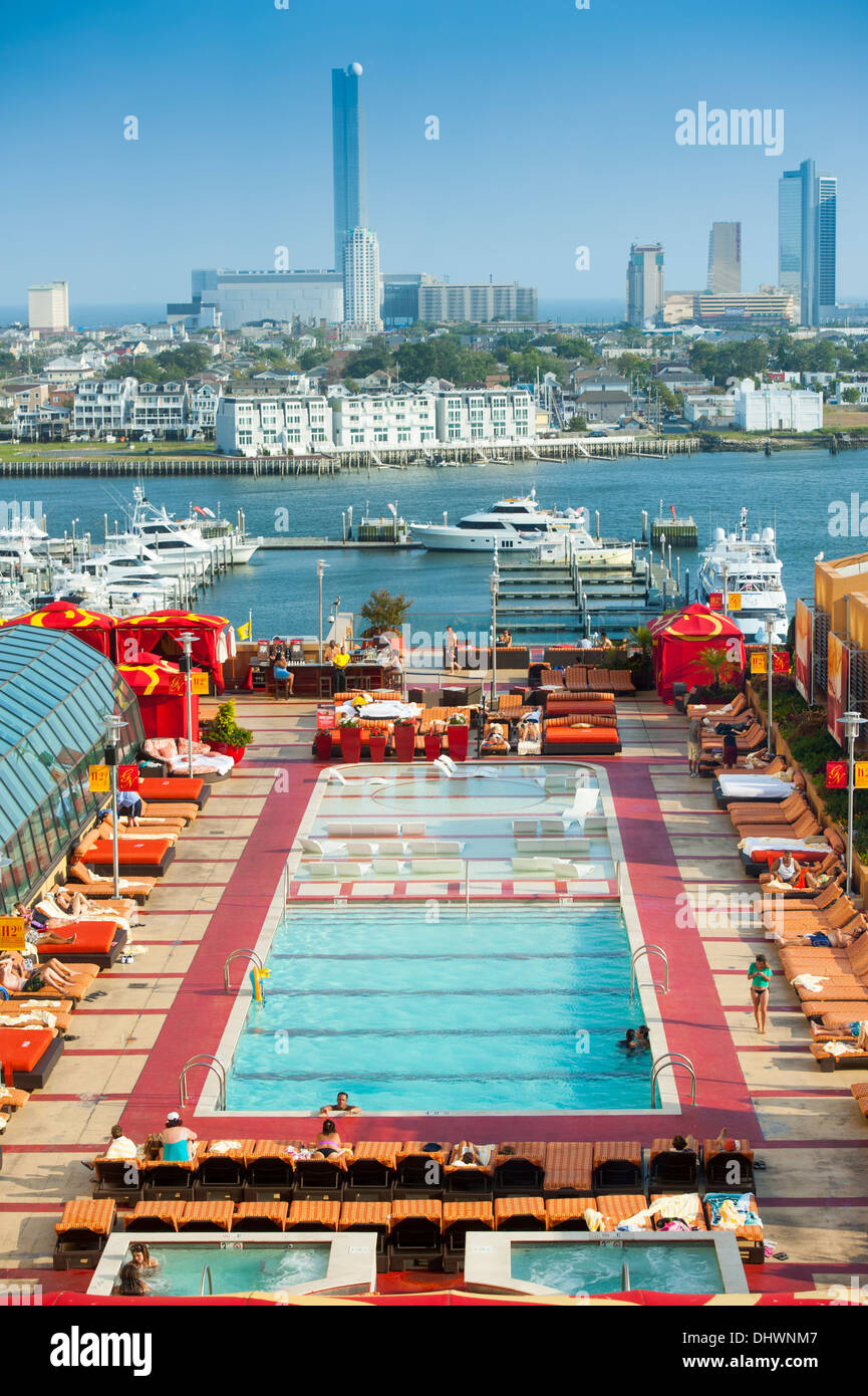 USA Amerika New Jersey NJ Atlantic City Skyline-Blick aus dem Golden Nugget Resort Hotel und Casino mit Blick auf den pool Stockfoto