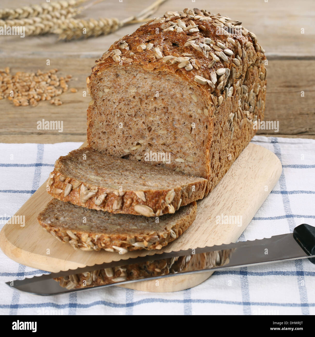 Vollkornbrot auf einem Holzbrett und einem Brotmesser Stockfoto