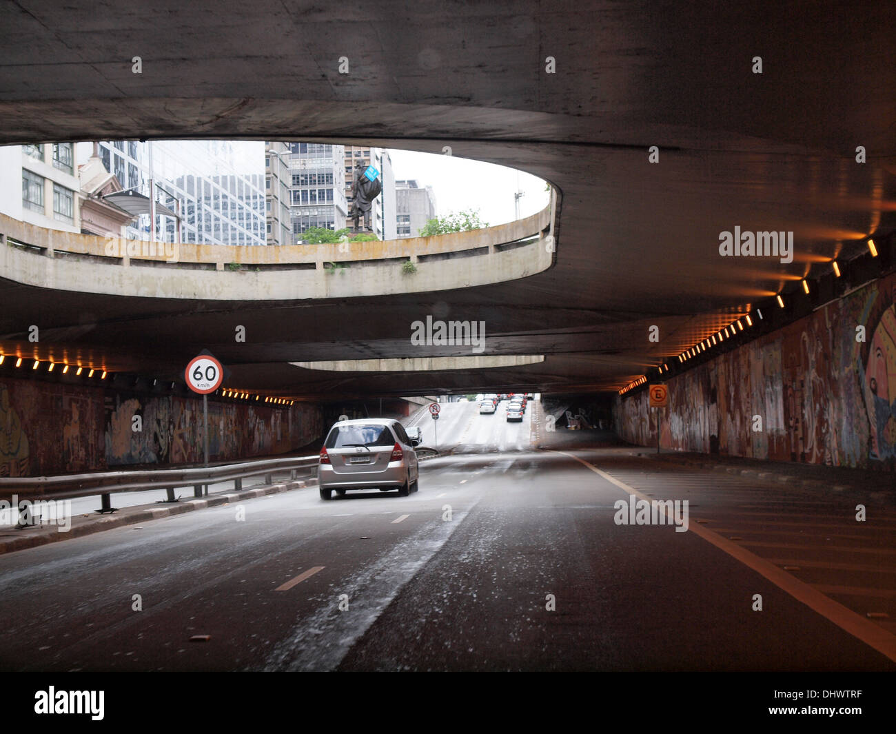 Im Zentrum der Stadt Sao Paulo gibt es zahlreiche Unterführungen und Tunnel Verkehr zu erleichtern Stockfoto