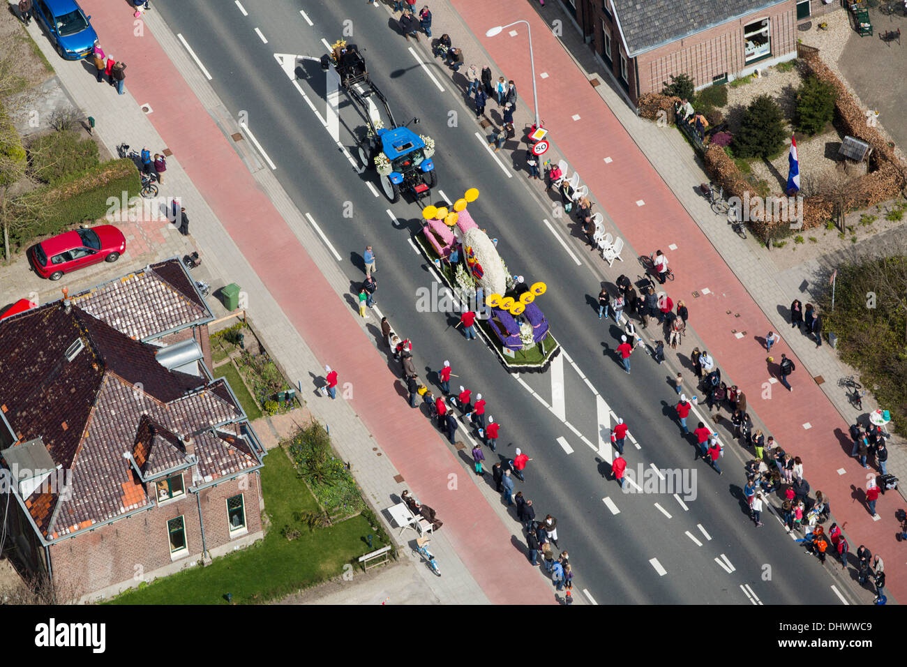 Niederlande, Lisse, Hyazinthen und Flower Parade, Menschen an der Seite der Straße. Luftbild Stockfoto