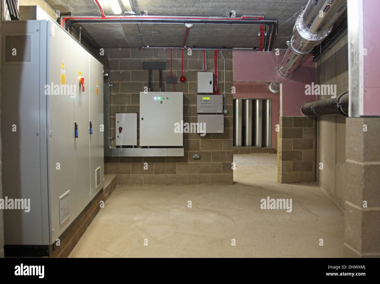 Elektrische Anlage Kellerraum in einer großen Wohnanlage in London Stockfoto