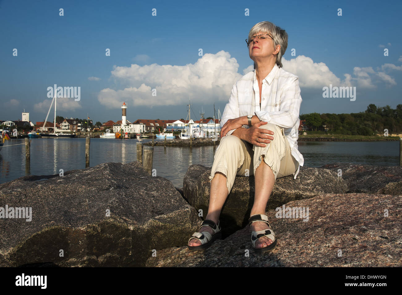 Frau sitzt auf dem pier Stockfoto