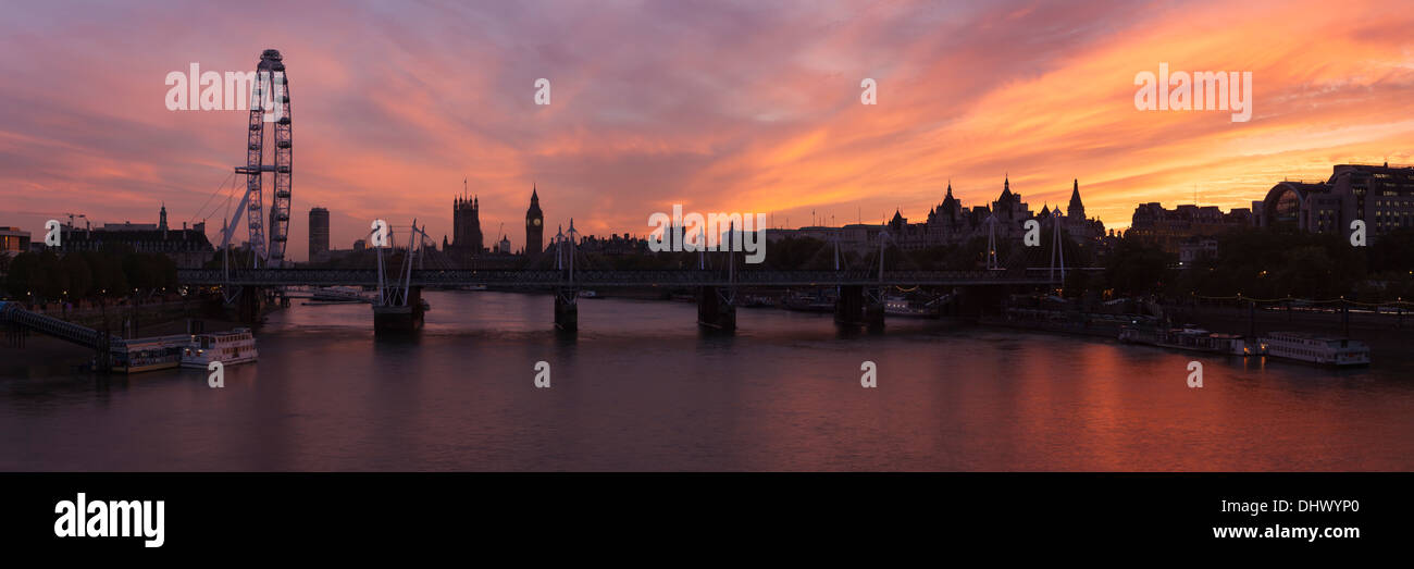 Panoramablick über die Themse, London Eye, Houses of Parliament und der Jubilee Bridge in London, England Stockfoto