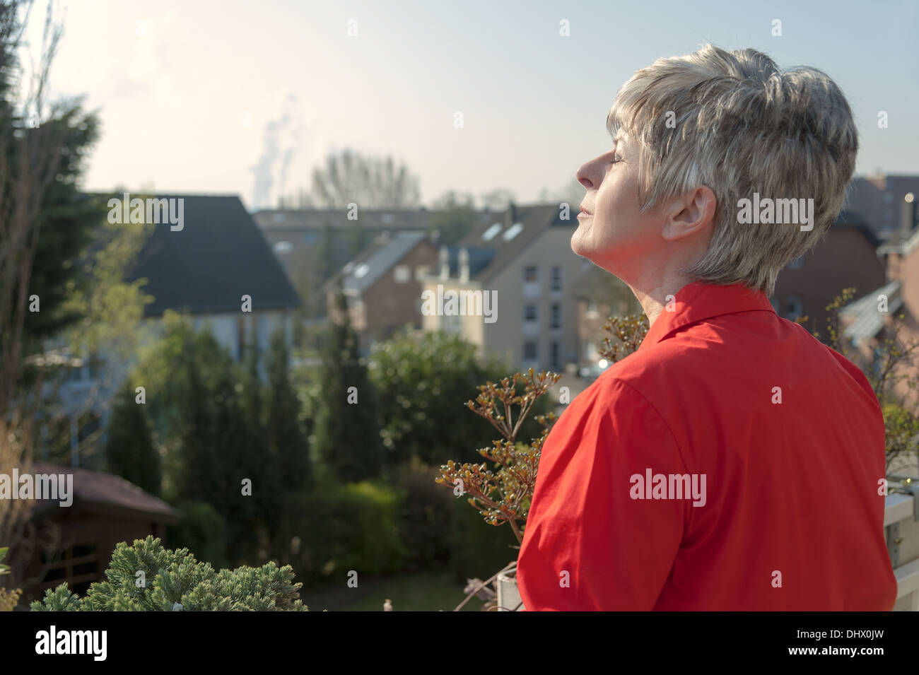 Frau im roten Bluse genießt die Sonne Stockfoto