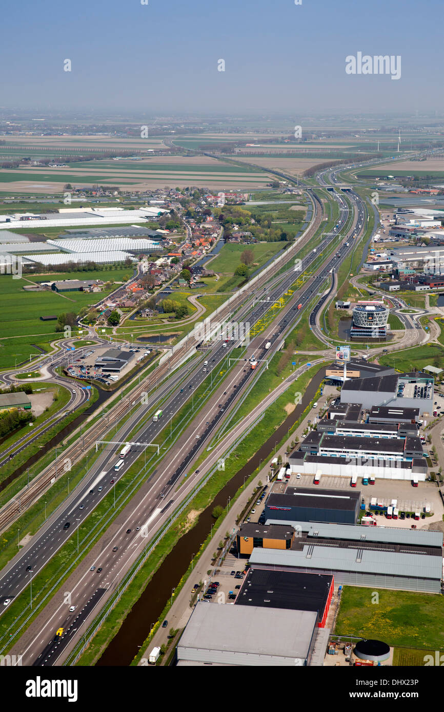 Niederlande, Roelofarendsveen, Autobahn A4 und industriellen Bereich, Gewächshäuser. Luftbild Stockfoto