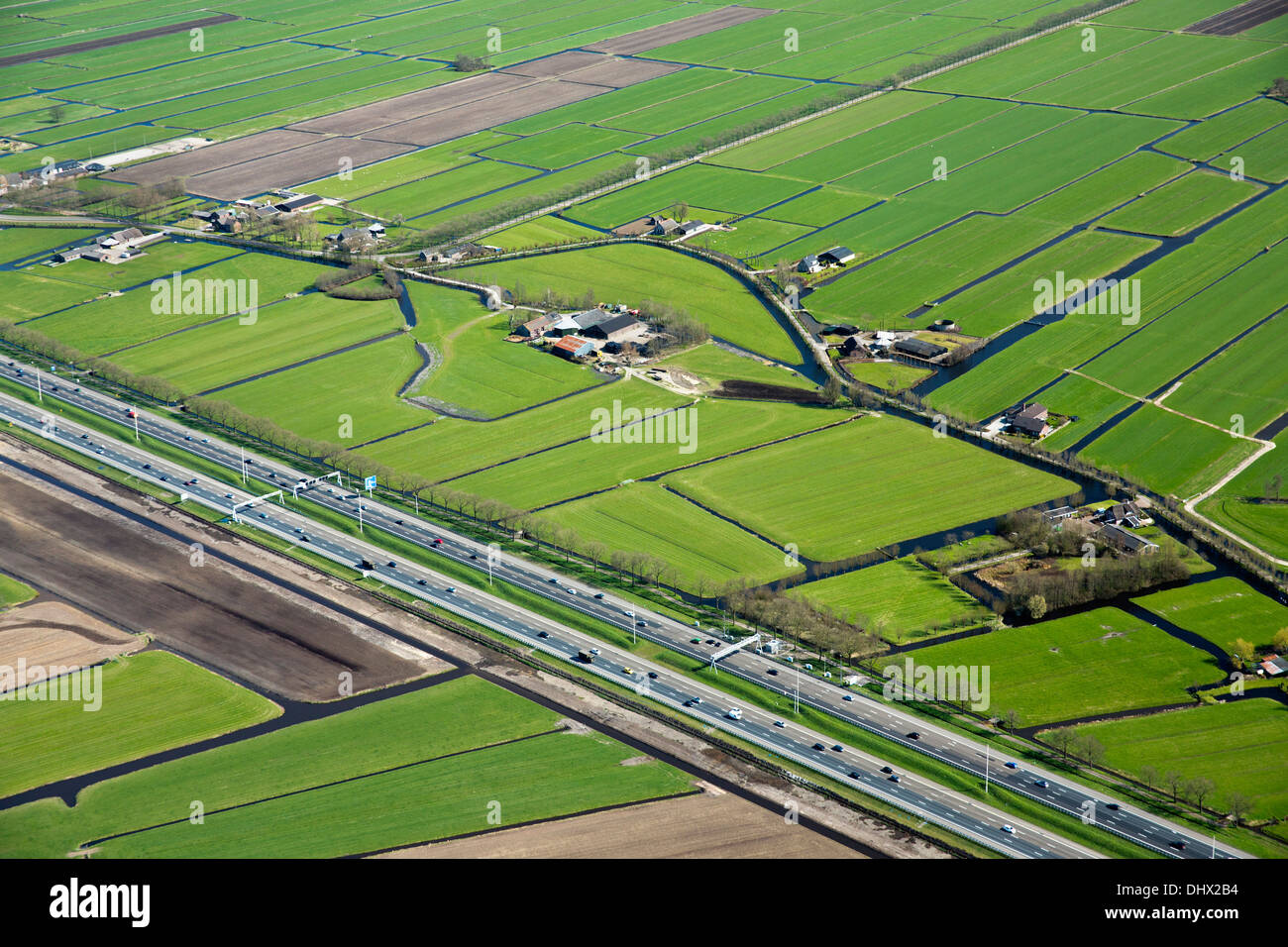 Niederlande, Woerden, Autobahn A12 und Bauernhöfe im Polder. Luftbild Stockfoto