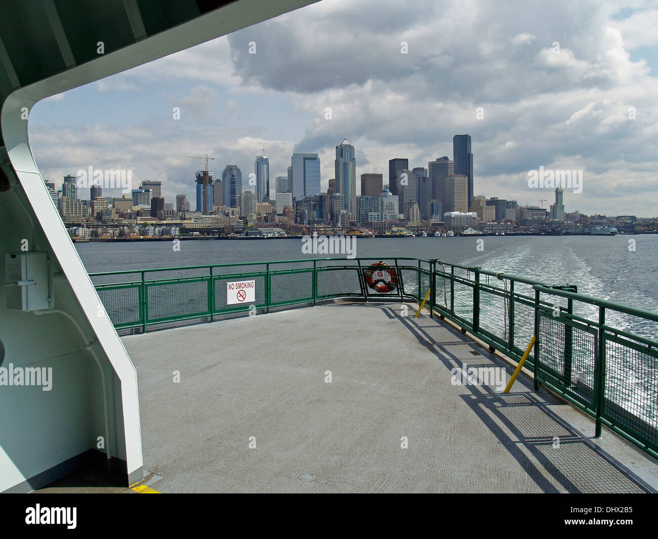 Blick auf die Skyline von Seattle von der Fähre Bremerton, Washington State Stockfoto