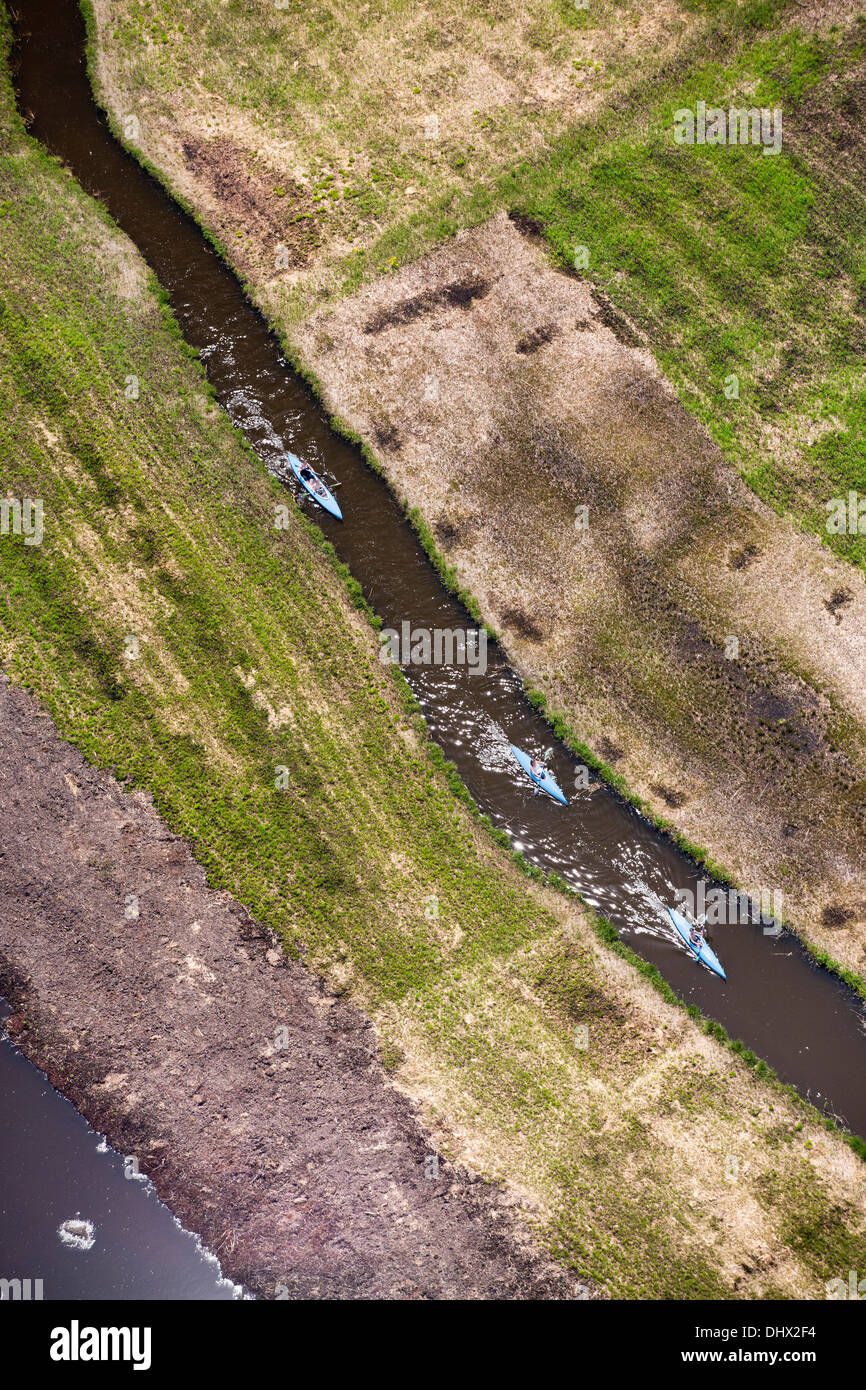 Niederlande, Nieuwkoop, Naturschutzgebiet namens Nieuwkoopse Plassen. Menschen im Ruderboot. Luftbild Stockfoto