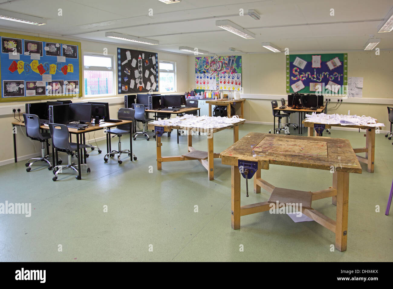 Die Kunst, Handwerk und Technik Raum in eine neue freie Schule unterrichten. Untergebracht in einem temporären Unterrichtsgebäude. Stockfoto