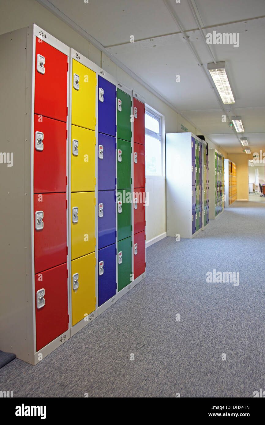 Bunte Schließfächer in eine neue Schule-Korridor Stockfoto