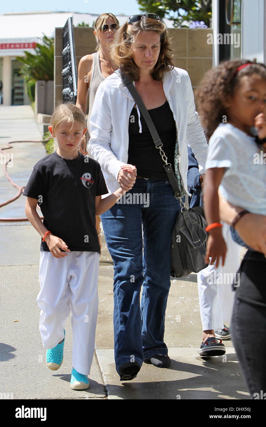 Heidi Klum, Leni Samuel und Lou Sulola Samuel Heidi Klum, mit Hilfe von zwei Kindermädchen und ein Leibwächter, nimmt ihre Kinder auf eine Karate-Klasse Los Angeles, Kalifornien - 26.05.12 Stockfoto