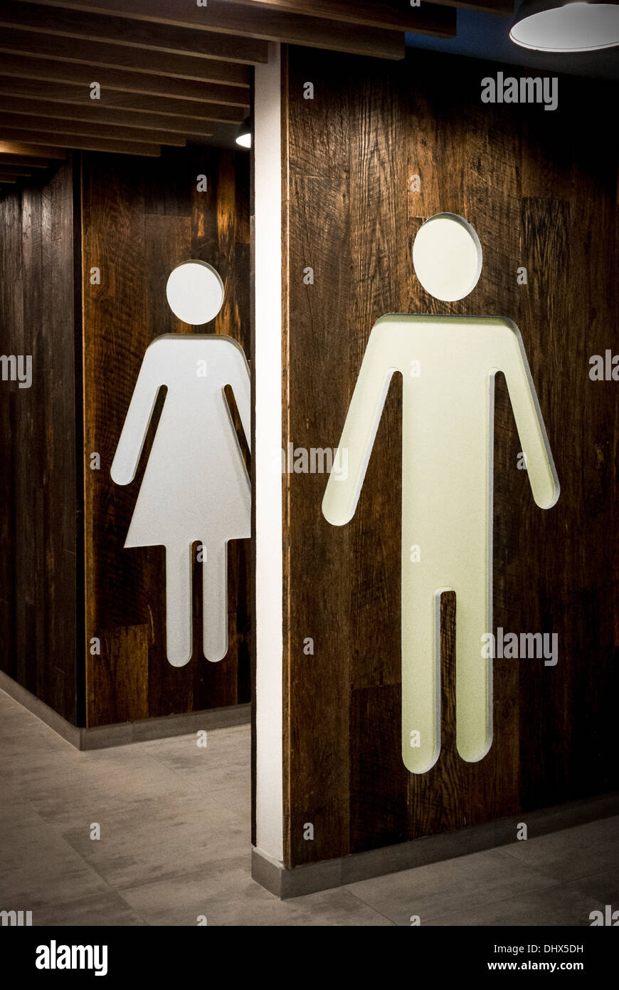 Toilette Eingang Schilder mit männlichen und weiblichen Silhouetten Stockfoto