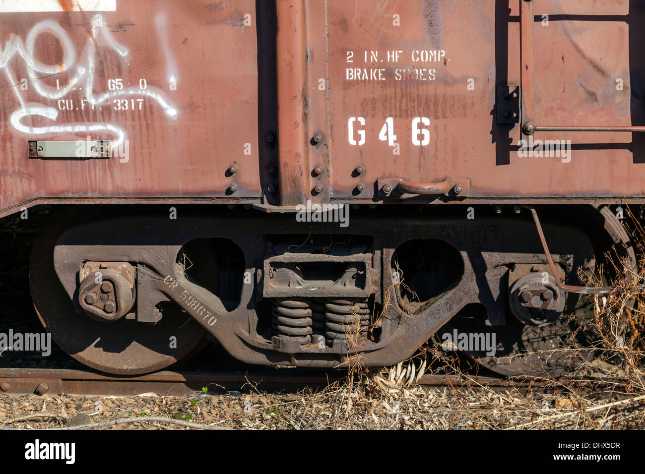 Räder und Fahrwerk des ungenutzten Eisenbahn Zug Güterwagen gespeichert auf einem Sporn der Seite in der Nähe von Dillsboro und Sylva, North Carolina, USA. Stockfoto
