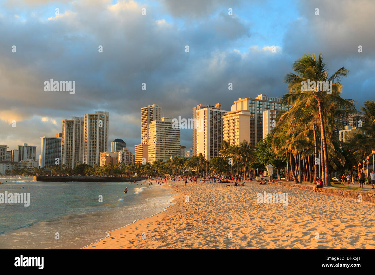 USA, Hawaii, Oahu, Honolulu, Waikiki Beach und Skyline Stockfoto