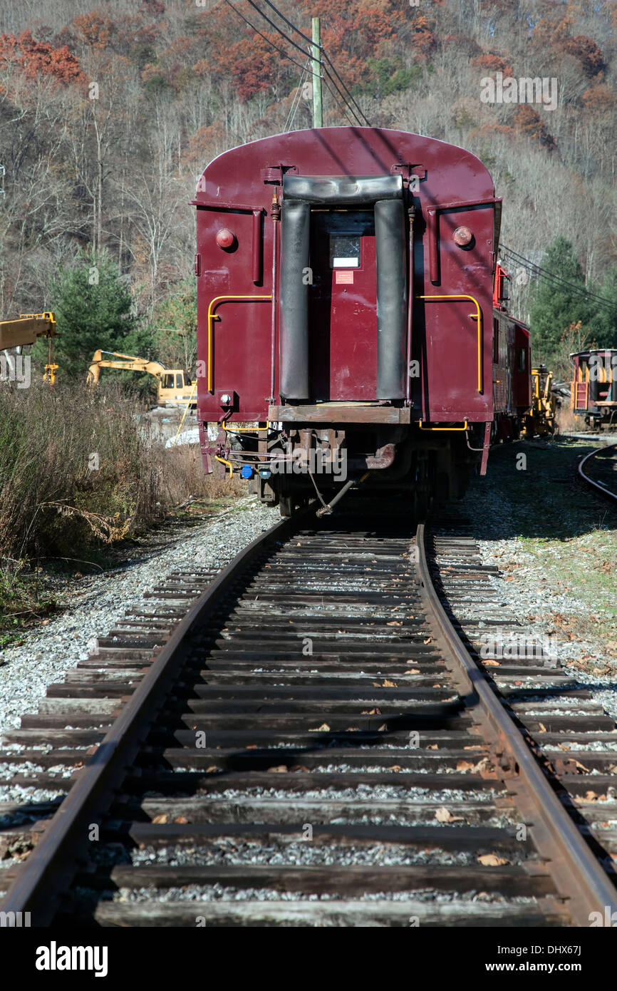 Ungenutzte Eisenbahn-Personenwagen gespeichert auf einem Sporn der Seite in der Nähe von Dillsboro und Sylva, North Carolina. USA Stockfoto