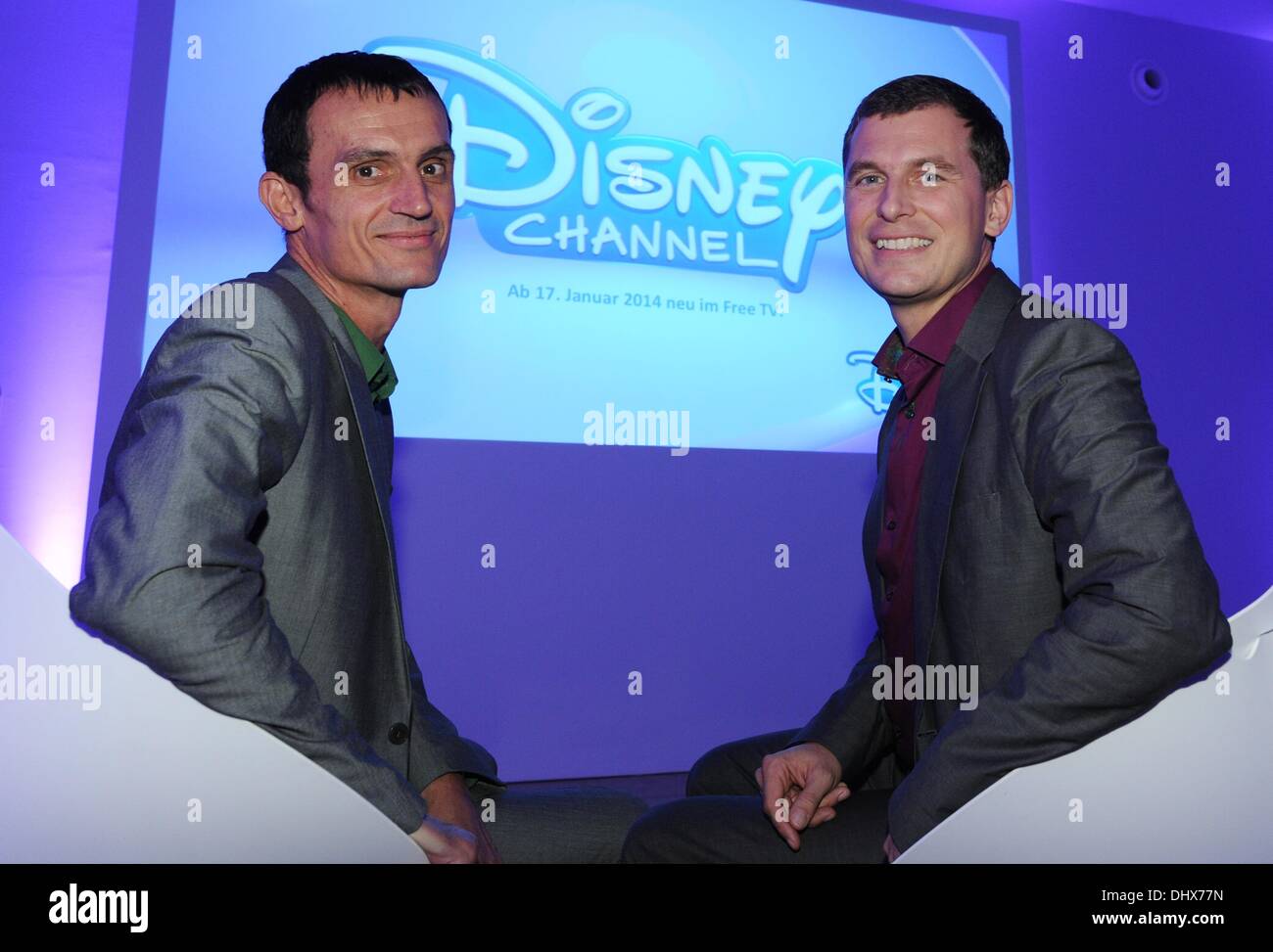 Hamburg Deutschland 14 November 2013 Posieren Sie Programm Direktor Des Disney Channel Fur Deutschland Osterreich Und Der Schweiz Ralf Gerhardt L Und Vizeprasident Und Manager Lars Wagner Vor Dem Disney Channel Logo Wahrend