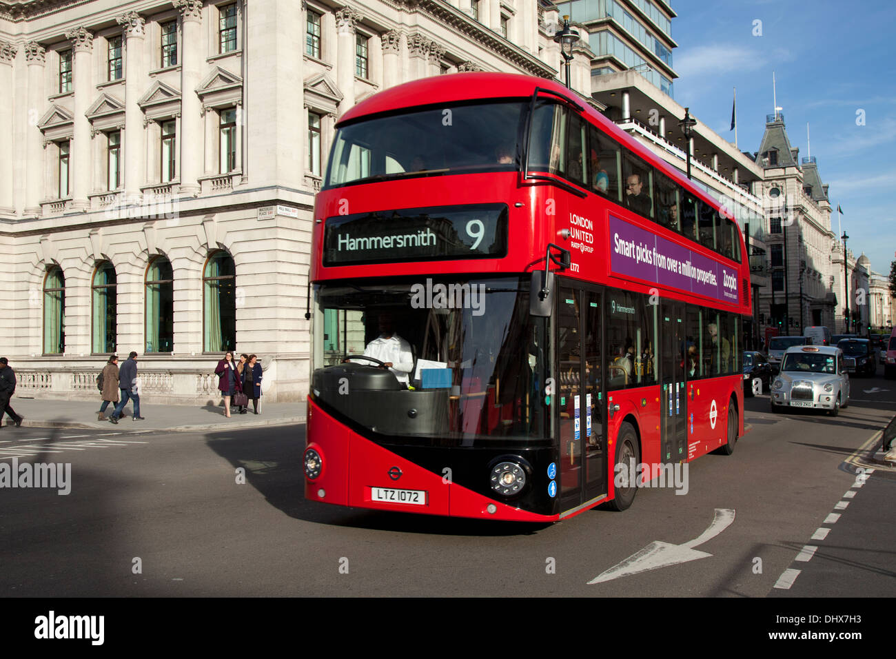 Neue Routemaster Bus, London, vordere Winkel, mit dem Taxi hinter Stockfoto