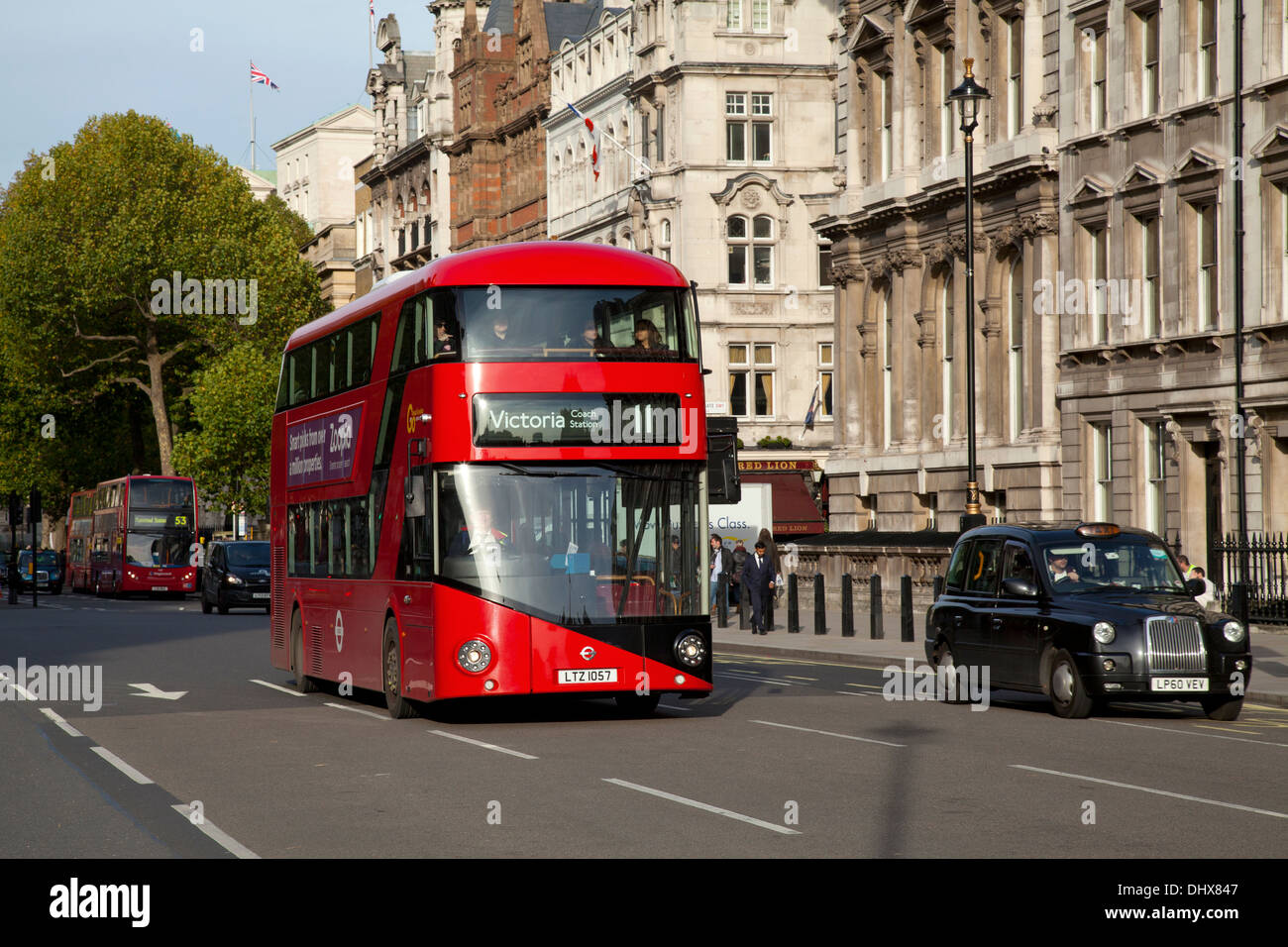 Neue Routemaster Bus, London, vordere Winkel, in Whitehall mit taxi Stockfoto