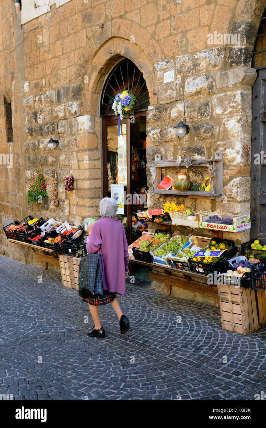 Obst- und Gemüseladen Stall Orvieto, Italien Stockfoto