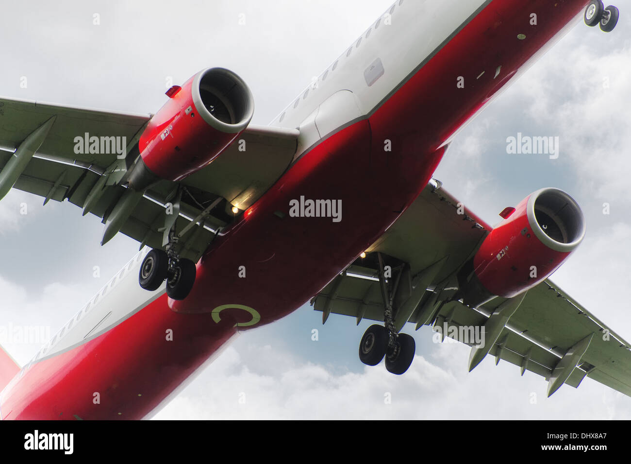 Nahaufnahme von einem Passagierjet fly-over Stockfoto