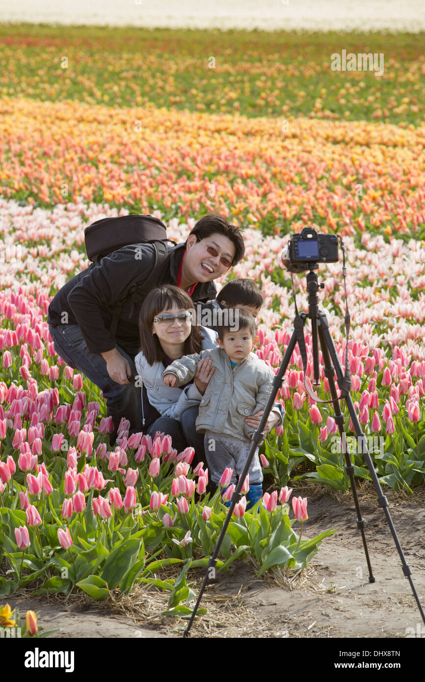 Niederlande, Lisse, asiatischen Familie posiert in Tulpenfeld Stockfoto