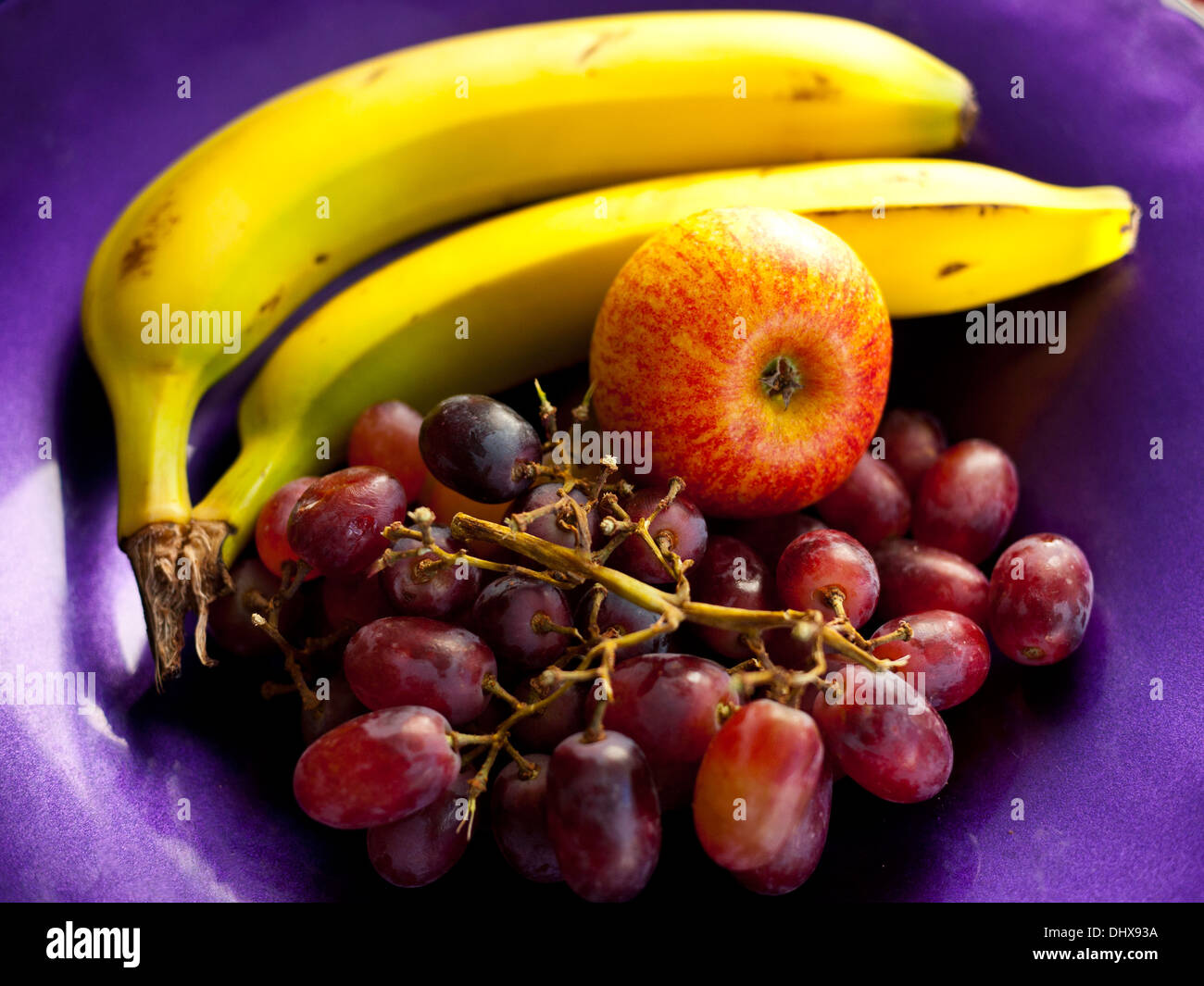 Obst in eine bunte Schüssel. Stockfoto