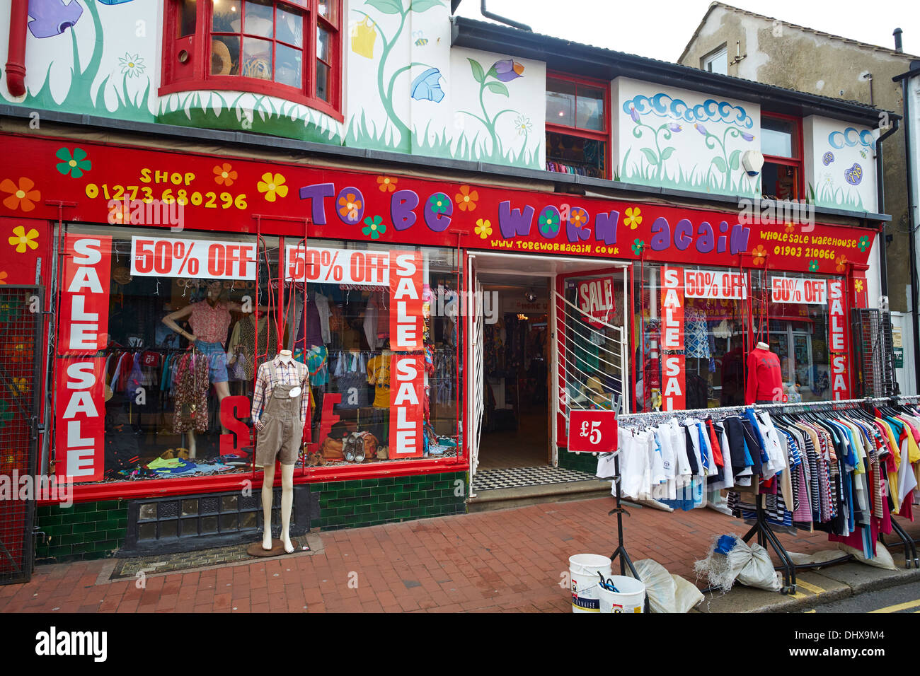 Wieder getragen, ein Geschäft für gebrauchte Vintage-Kleidung Sydney Street Brighton UK Stockfoto