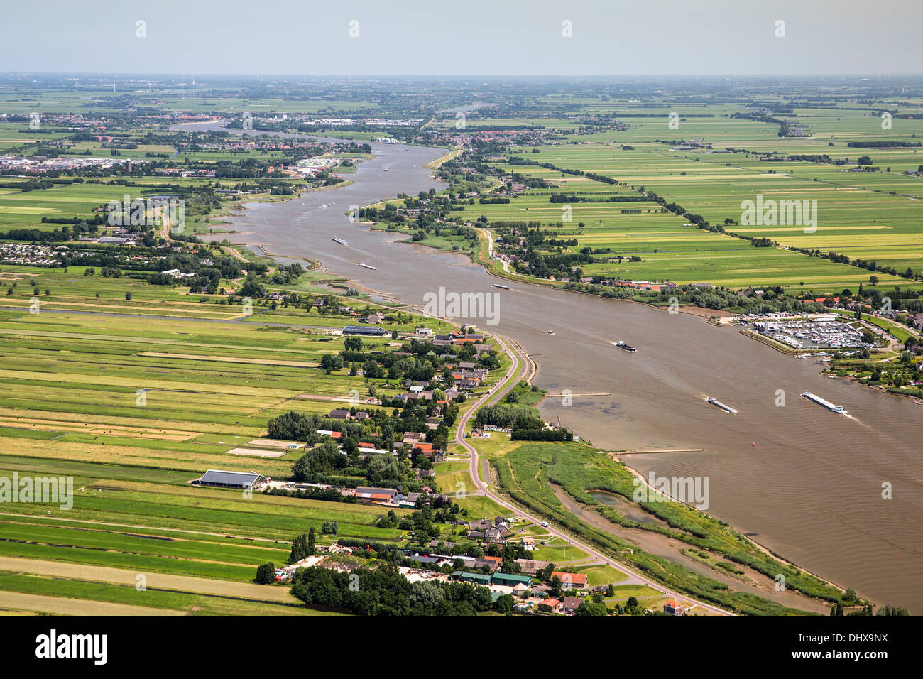 Niederlande, Streefkerk, Fracht Boote am Fluss Waal. Luftbild Stockfoto