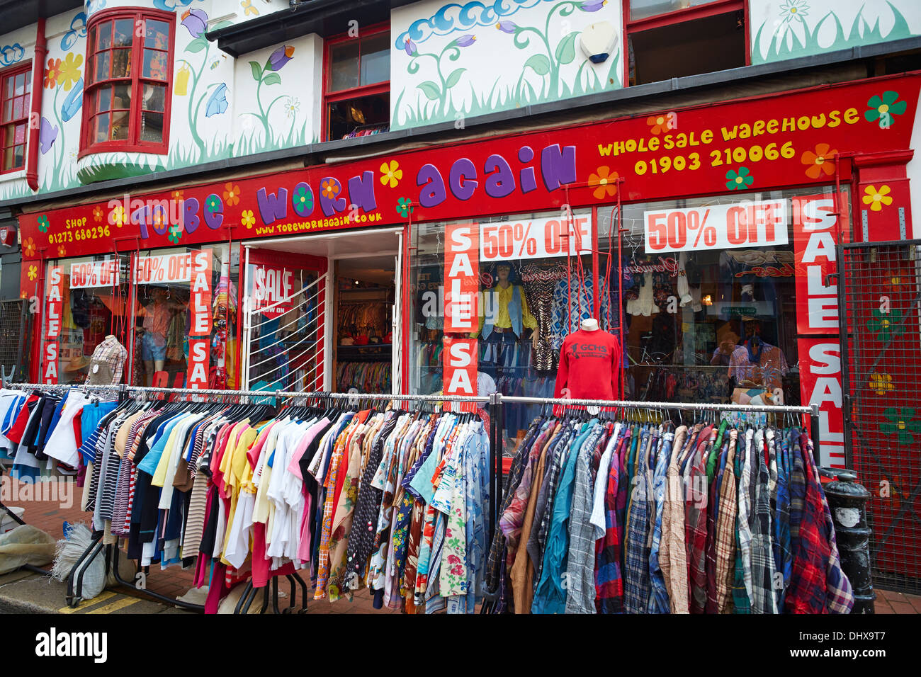 Wieder getragen, ein Geschäft für gebrauchte Vintage-Kleidung Sydney Street Brighton UK Stockfoto