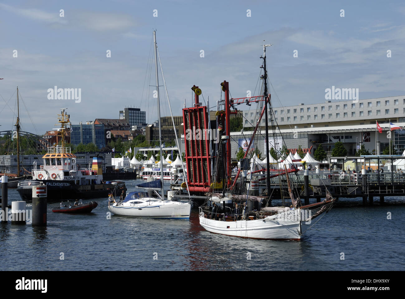 Boote passieren eine offene Brücke in Kiel Stockfoto