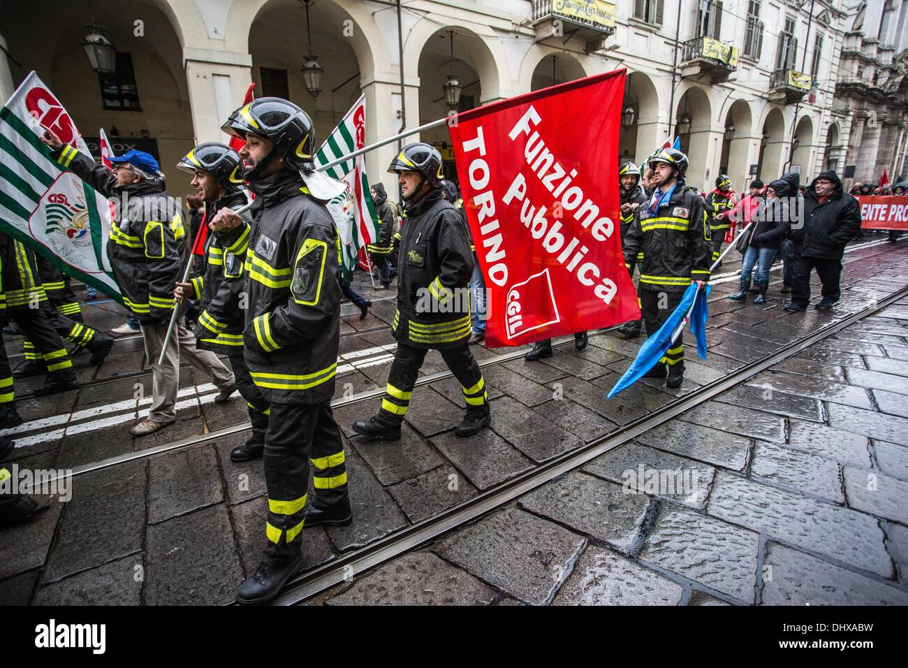 Turin, Italien. 15. November 2013. Feuerwehr-Protest gegen die Regierung zur Bekämpfung der Krise in Turin, am 15. November schneiden, 2013.Photo: Mauro Ujetto/NurPhoto Credit: Mauro Ujetto/NurPhoto/ZUMAPRESS.com/Alamy Live News Stockfoto