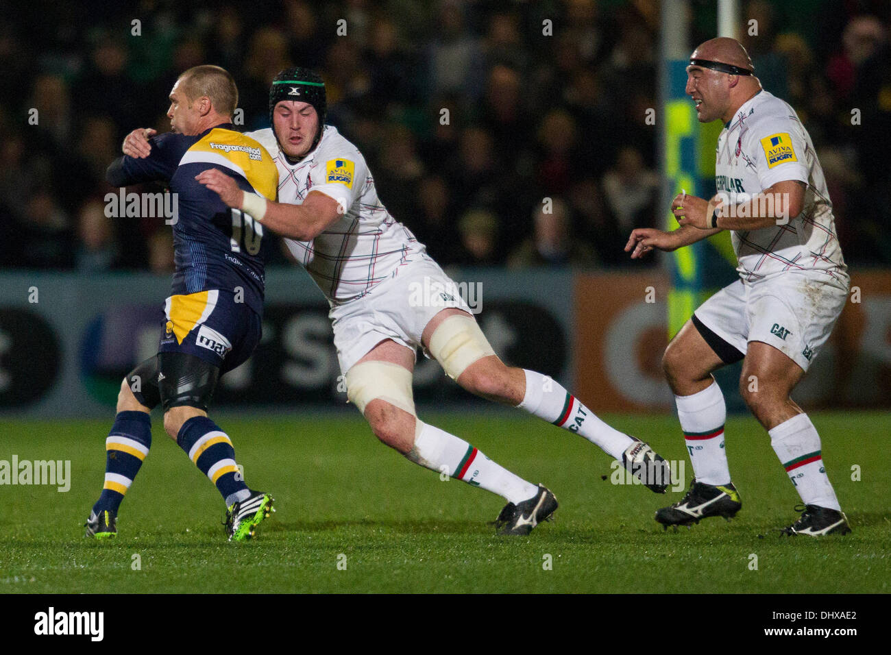 Worcester, UK. 15. November 2013. Paul WARWICK (Worcester Warriors) in Angriff genommen wird von Joe CAIN (Leicester Tigers) während der LV = Cup Rugby-Spiel zwischen Worcester Warriors und Leicester Tigers vom Sixways Stadium. Bildnachweis: Aktion Plus Sport/Alamy Live-Nachrichten Stockfoto