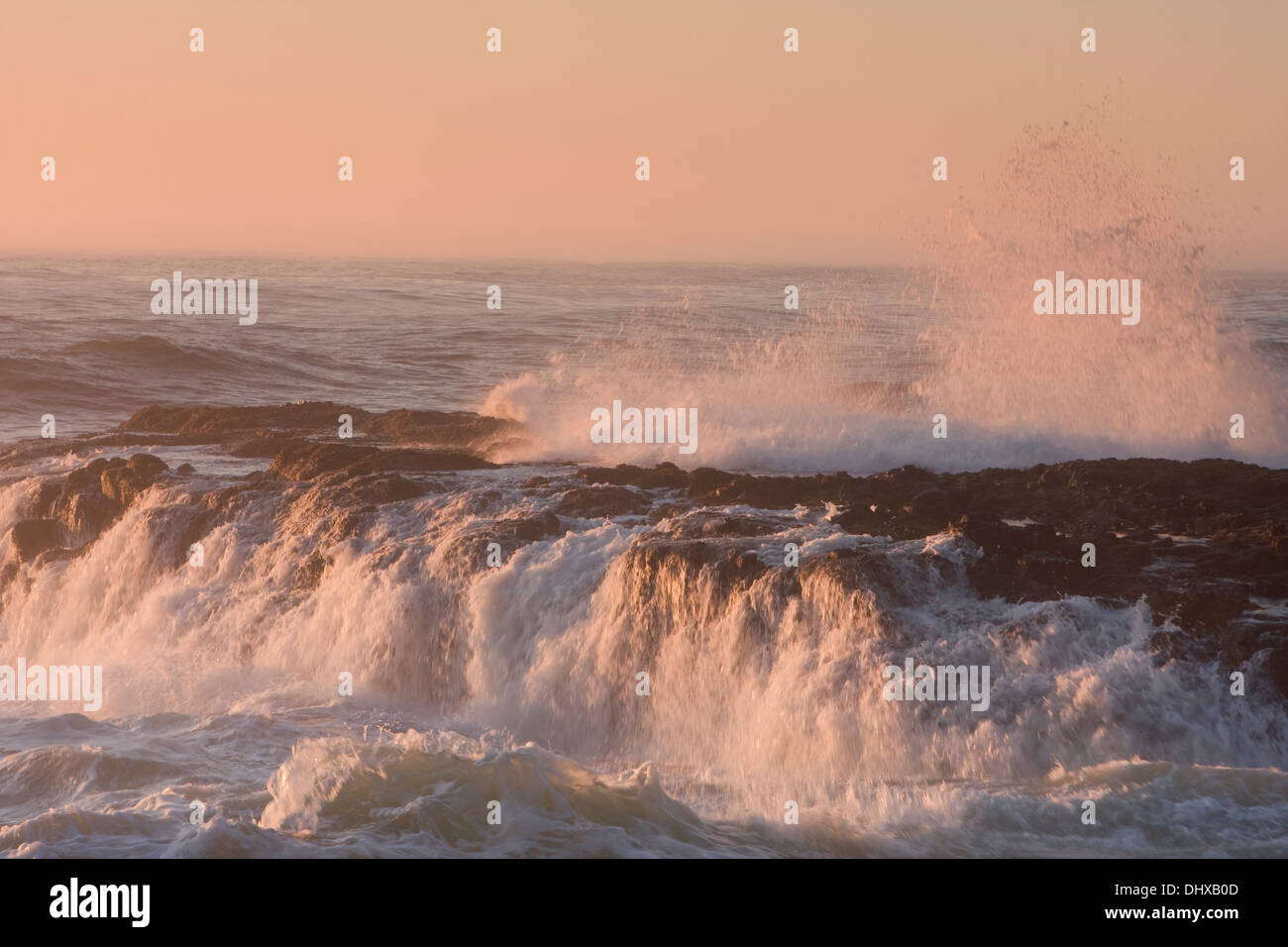 Sonnenuntergang und Wellen am Cape Perpetua, entlang der Küste von Oregon, Oregon. Stockfoto