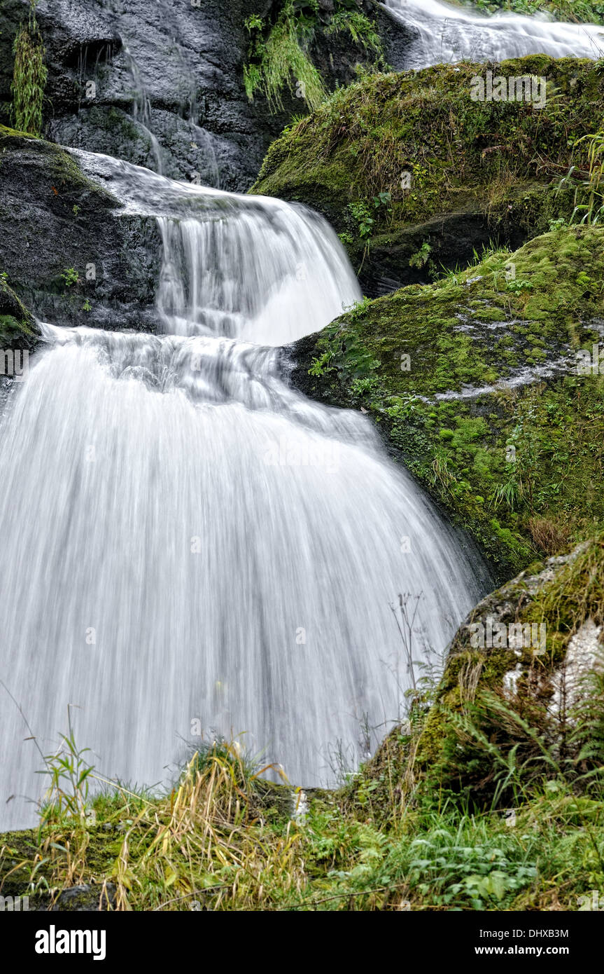 Von Stein zu Stein Wasserfall Stockfoto