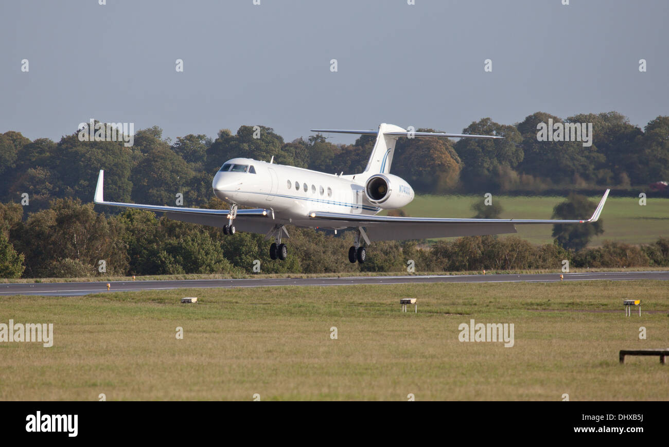 Gulfstream Aerospace GV N740SS Ankunft in London-Luton Flughafen LTN Stockfoto