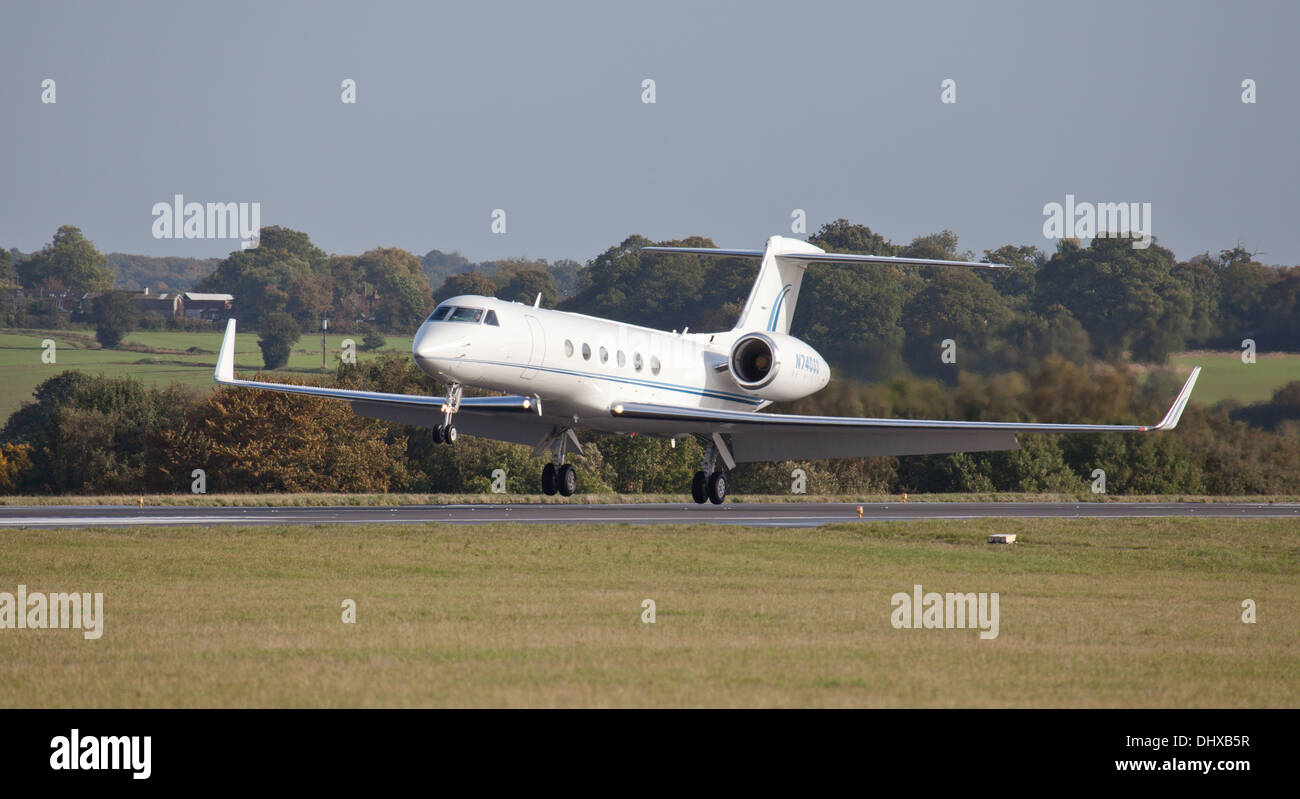 Gulfstream Aerospace GV N740SS Ankunft in London-Luton Flughafen LTN Stockfoto