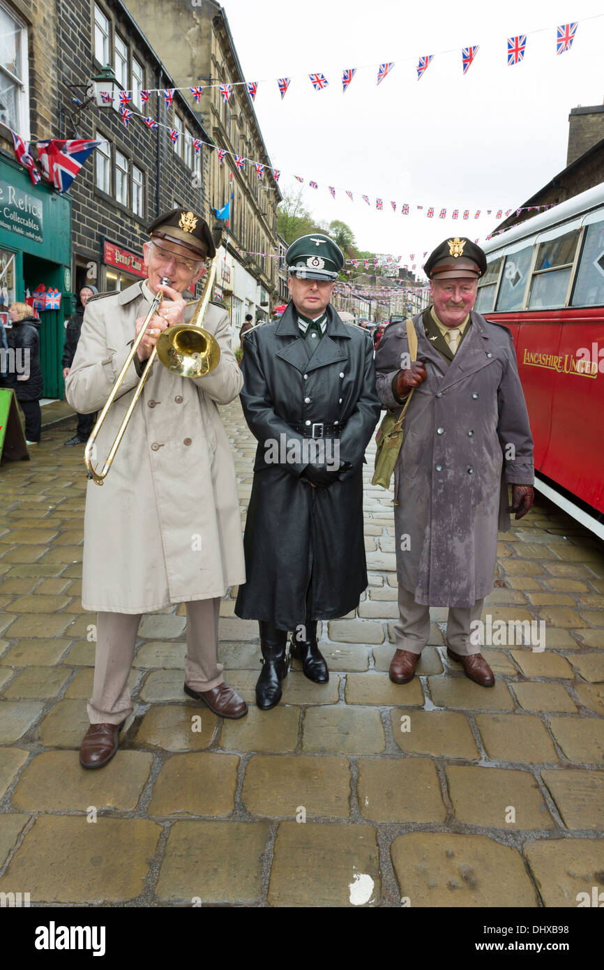 Zwei Männer in amerikanischen Armee Uniformen, einer Posaune, mit einem Mann in Deutschland Armee-Uniform zu spielen. Haworth 1940er Jahren Wochenende, Mai 2013. Stockfoto