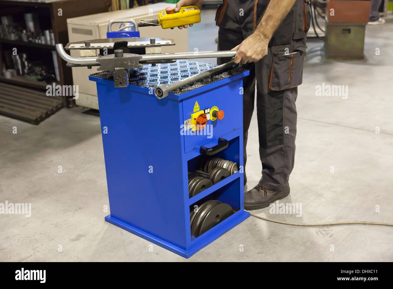 Biegemaschine für Metallrohre Stockfoto