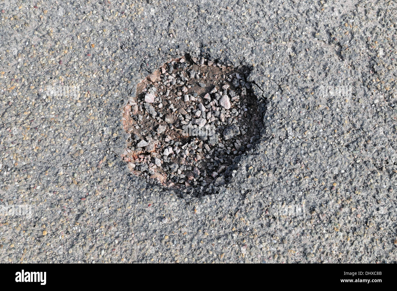Schlagloch in der Straße Stockfoto