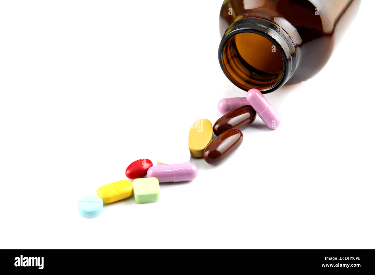 Die Pille viele Farbe neben der Flasche auf weißem Hintergrund. Stockfoto