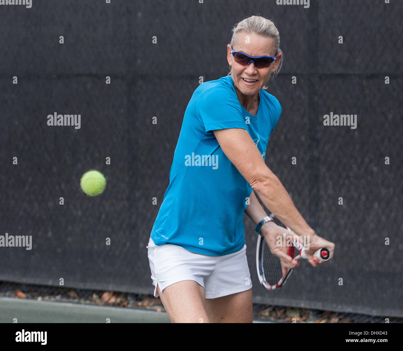 Boca Raton, Florida, USA.  15. November 2013. RENNAE STUBBS, pensionierter australischen Tennisprofi und Gewinner von mehreren Grand-Slam-Doppel-Titel, auf Platz im Freien Training für den 2013 Chris Evert/Raymond James Pro-Celebrity Tennis Classic im Boca Raton Resort & Club, Boca Raton, Florida. Seit 1989 hat Chris Evert Wohltätigkeitsorganisationen mehr als $ 20,6 Millionen für Floridas gefährdete Kinder angehoben. Bildnachweis: Arnold Drapkin/ZUMAPRESS.com/Alamy Live-Nachrichten Stockfoto