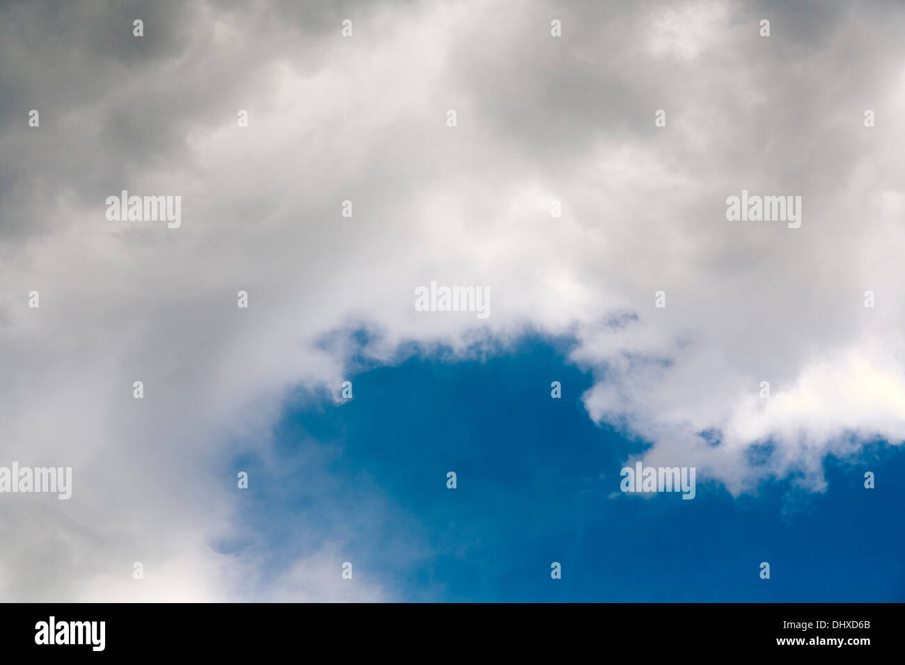 Graue Wolken und blauer Himmel, Low Angle View Stockfoto