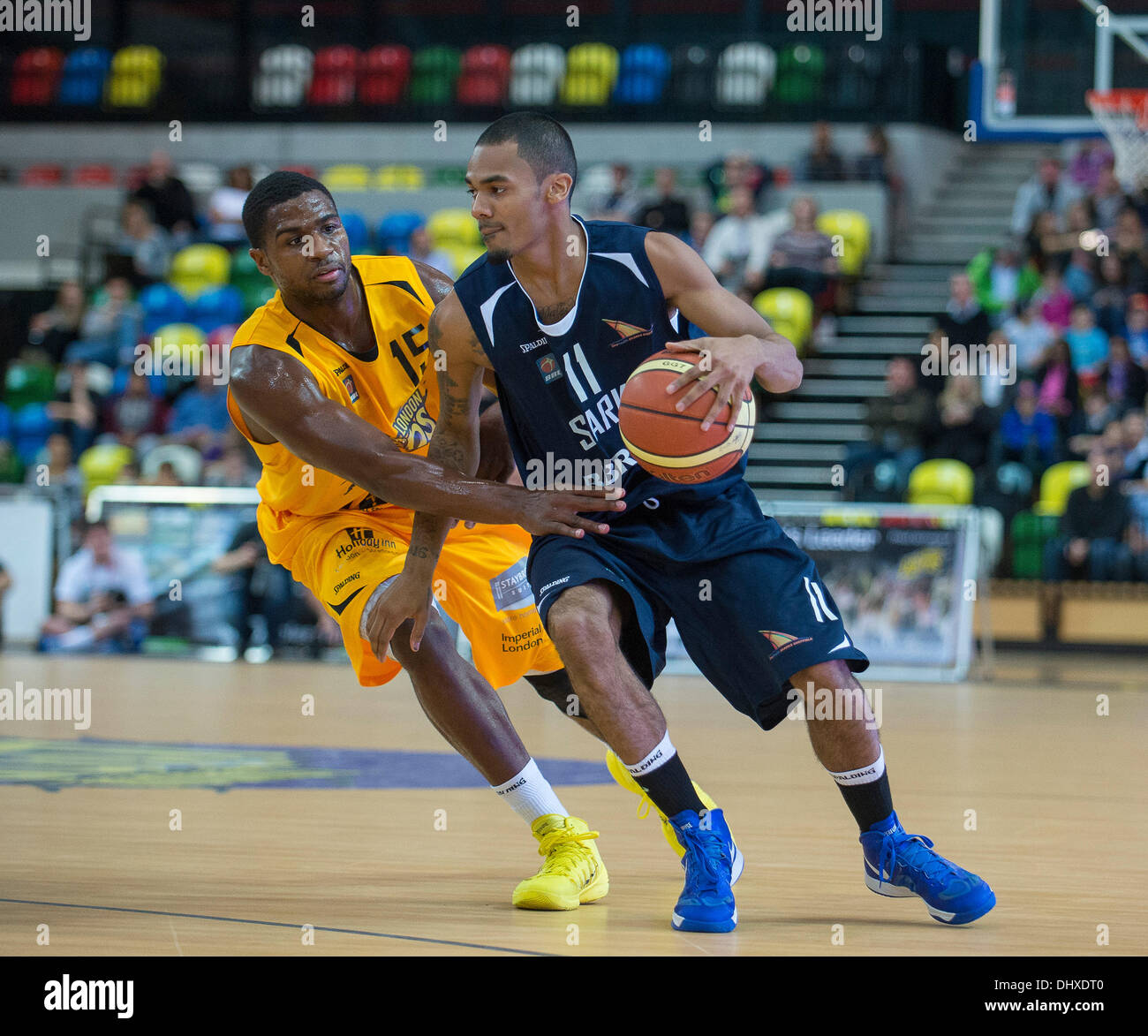 London, UK. 15. November 2013.   Hai Guard Nick Lewis [11] in Aktion während der British Basketball League Championship Spiel zwischen Löwen London und Sheffield Haie an der Kupfer-Box Arena London. Stephen Bartholomäus/Stephen Bartholomäus Fotografie/Alamy Live News Stockfoto