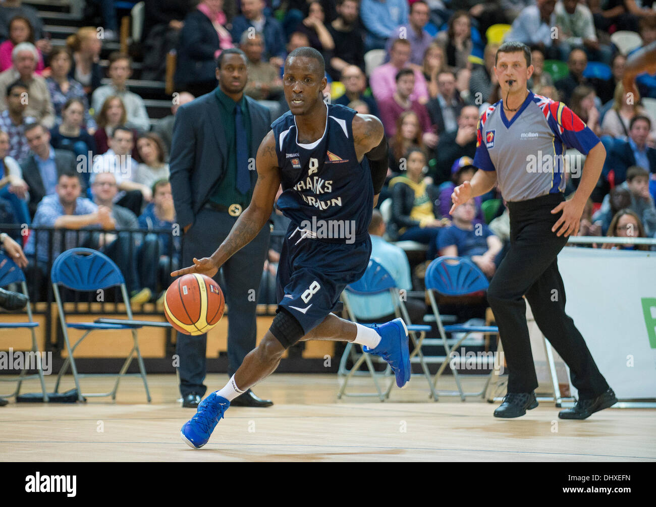 London, UK. 15. November 2013.   Hai Guard Jeremie Simmons [8] in Aktion während der British Basketball League Championship Spiel zwischen Löwen London und Sheffield Haie an der Kupfer-Box Arena London. Stephen Bartholomäus/Stephen Bartholomäus Fotografie/Alamy Live News Stockfoto