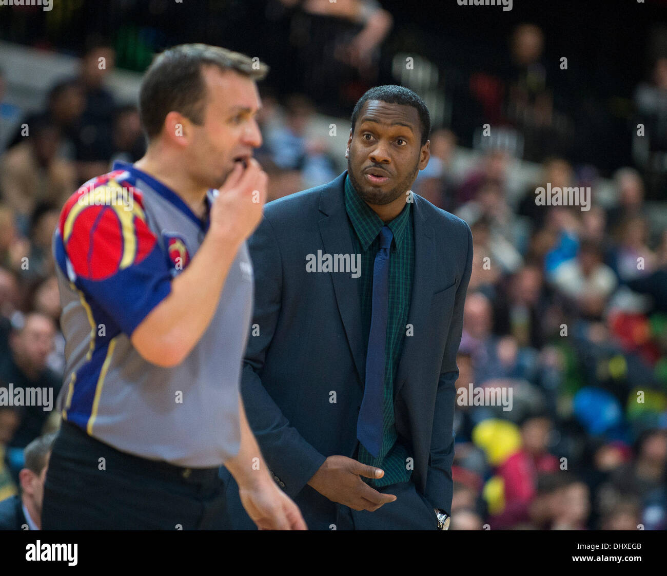 London, UK. 15. November 2013.   BBL, Proteste Basketball, Sheffield Haifische, Atiba Lyons dem Schiedsrichter während des Spiels BBL zwischen London-Löwen und die Sheffield-Haie. Stephen Bartholomäus/Stephen Bartholomäus Fotografie/Alamy Live News Stockfoto